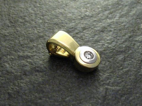 Glamouröser Gold Anhänger bicolor mit Zirkonia, hergestellt von Juwelier Harnisch, bietet elegantes Design und zeitlose Schönheit. Ideal für stilvolle Schmuckliebhaber.