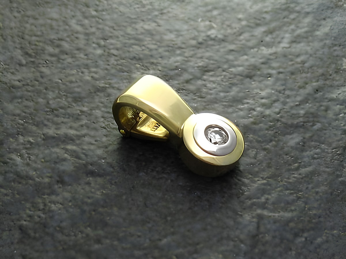 Glamouröser Gold Anhänger bicolor mit Zirkonia, hergestellt von Juwelier Harnisch, bietet elegantes Design und zeitlose Schönheit. Ideal für stilvolle Schmuckliebhaber.