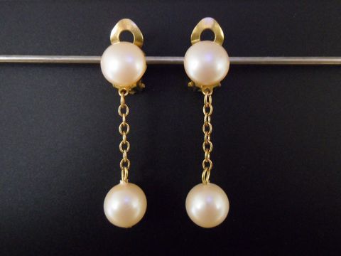 71795-0 Ohrclip in hellrosa, zeitloses Design mit goldfarbenen Elementen und synthetischen Zuchtperlen. Hersteller: Juwelier Harnisch. Elegantes Schmuckstück für besondere Anlässe.