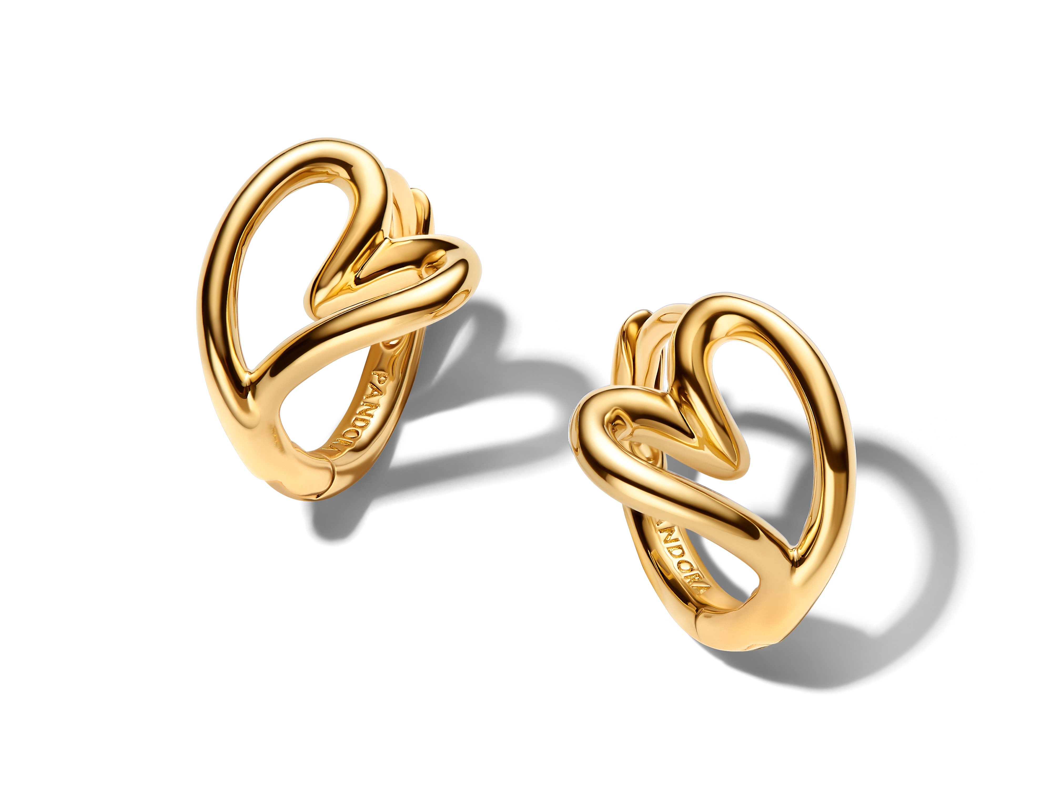 Organisch geformte Herz kleine Creolen aus gelbgold vergoldetem Metall von Pandora, modern und elegant im Design, ideal für jeden Anlass, neueste Kollektion.