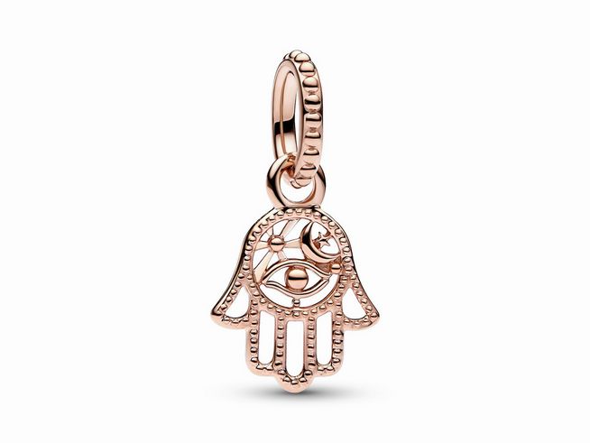 Charm-Anhänger in Form einer Hand der Fatima aus roségold vergoldetem Metall mit filigranen Details und einem zentralen Auge, ideal für Armbänder und persönliche Schmuckkollektionen.