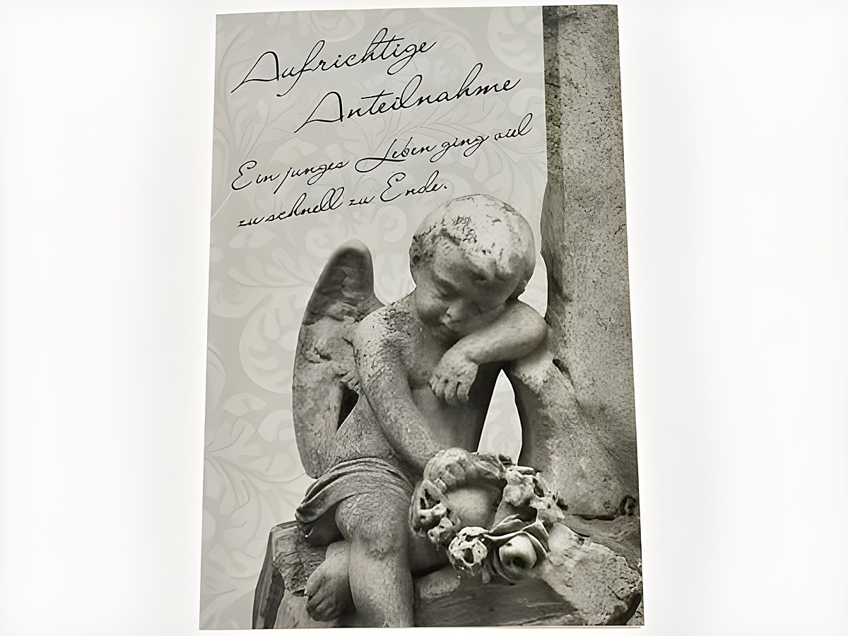 Trauerkarte mit einem Engel, der nachdenklich mit einer Blumenkranz sitzt. Die Schriftzüge "Aufrichtige Anteilnahme" und "Ein junges Leben ging viel zu schnell zu Ende" sind auf dem Hintergrund sichtbar.