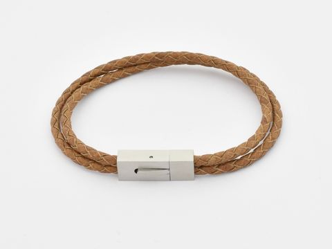 Lederarmband 2 fach geflochten in braun mit einer Länge von 18 cm, hergestellt von Juwelier Harnisch, verleihend einen eleganten und zeitlosen Look.