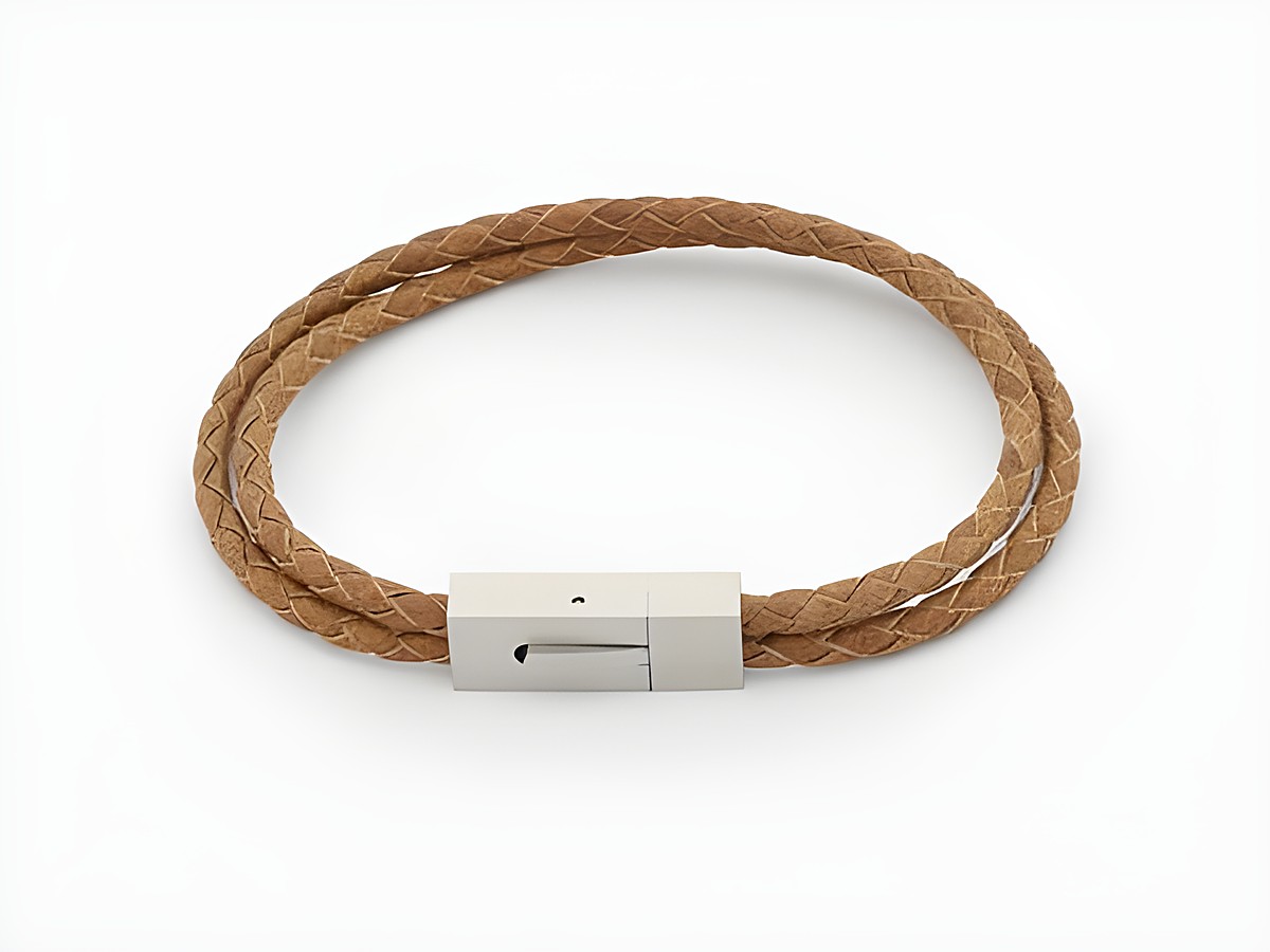 Lederarmband 2 fach geflochten in braun mit einer Länge von 18 cm, hergestellt von Juwelier Harnisch, verleihend einen eleganten und zeitlosen Look.