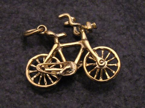 Beweglicher goldener Fahrrad Anhänger im Radsport Design, hergestellt von Juwelier Harnisch, ideal für Sportliebhaber und als elegantes Schmuckstück.