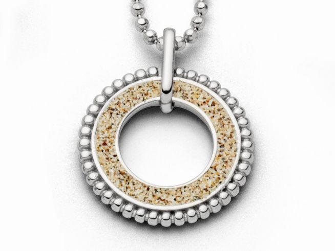 DUR Anhänger Strandzauber - P3015 - aus Sterling Silber zeigt einen runden Anhänger mit Sandstruktur in der Mitte und einer Perlenumrandung, elegant und maritim.