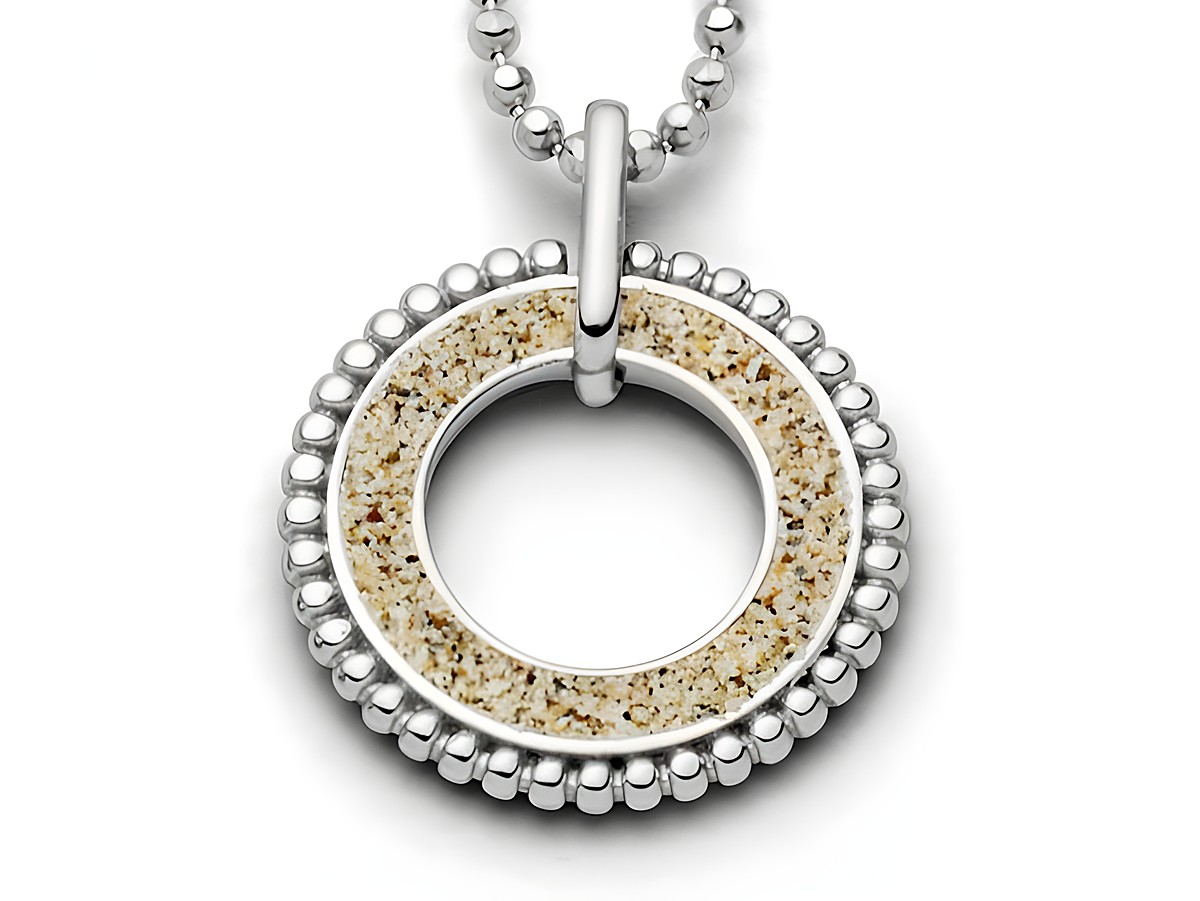 DUR Anhänger Strandzauber - P3015 - aus Sterling Silber zeigt einen runden Anhänger mit Sandstruktur in der Mitte und einer Perlenumrandung, elegant und maritim.