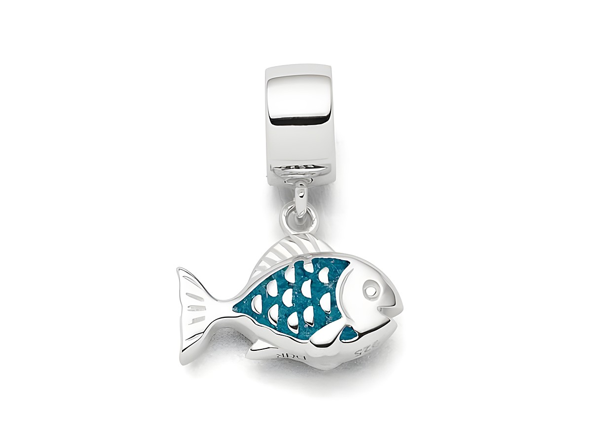 Charm in Form eines Fisches aus Sterling Silber mit blauem Steinsand, detailreiche Verarbeitung und glänzende Oberfläche, ideal für eine stilvolle Schmuckkollektion von DUR.