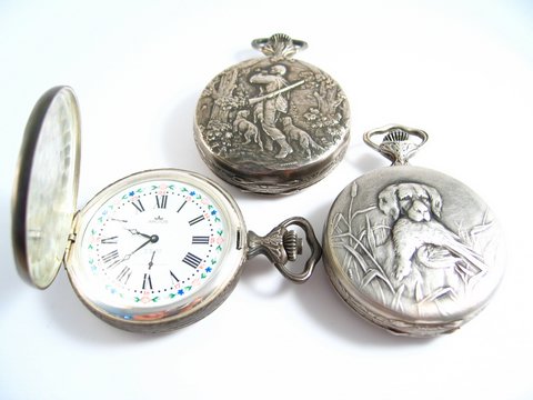 Silberfarbene Taschenuhr von Arctos, Handaufzug, Rarität, zeigt kunstvolle Motive auf den Deckeln, darunter einen Hund und einen Jäger in der Natur, Zifferblatt mit römischen Ziffern.