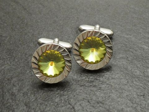 Strass Manschettenknöpfe in EINZELSTÜCK mit buntem, geschliffenem Stein in leuchtendem Gelb, hergestellt von Juwelier Harnisch, umrahmt von einem eleganten, verschnörkelten Design.