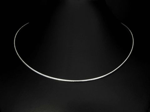 Silber Omega Reifen Tonda aus Sterling Silber mit einer Schlangenkette von 45 cm und 1,9 mm. Hergestellt von Juwelier Harnisch, ideal für elegante Präsentationen.
