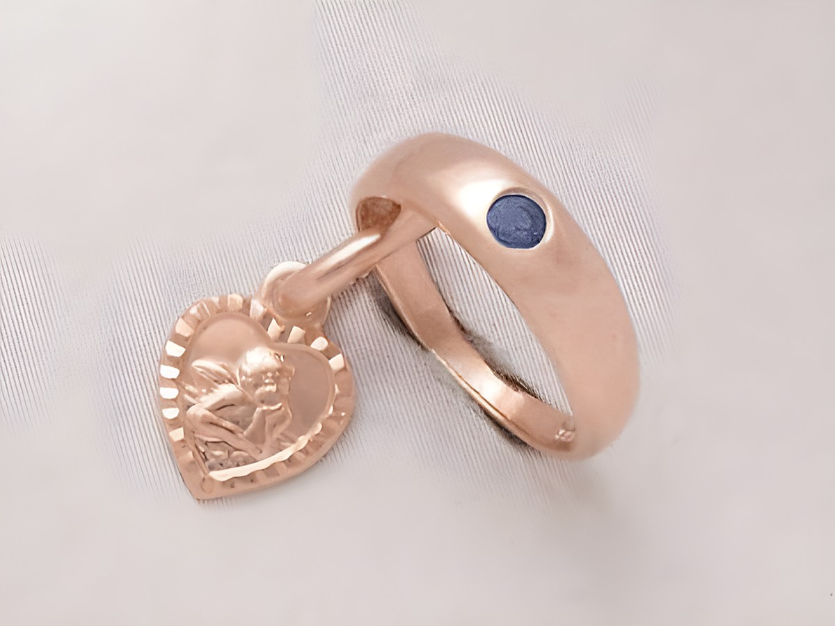 Taufring und Schutzengel in Herzform aus 925 Silber rosé vergoldet mit Saphir, Hersteller Juwelier Harnisch. Elegantes Schmuckstück für besondere Anlässe.