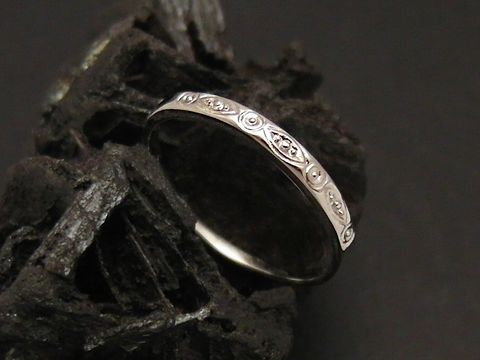 Weißgoldring in elfenhaftem Design, Gold 333, Größe 56, hergestellt von Juwelier Harnisch, bis Größe 56/18, verziert mit feinen Mustern auf der Oberfläche.