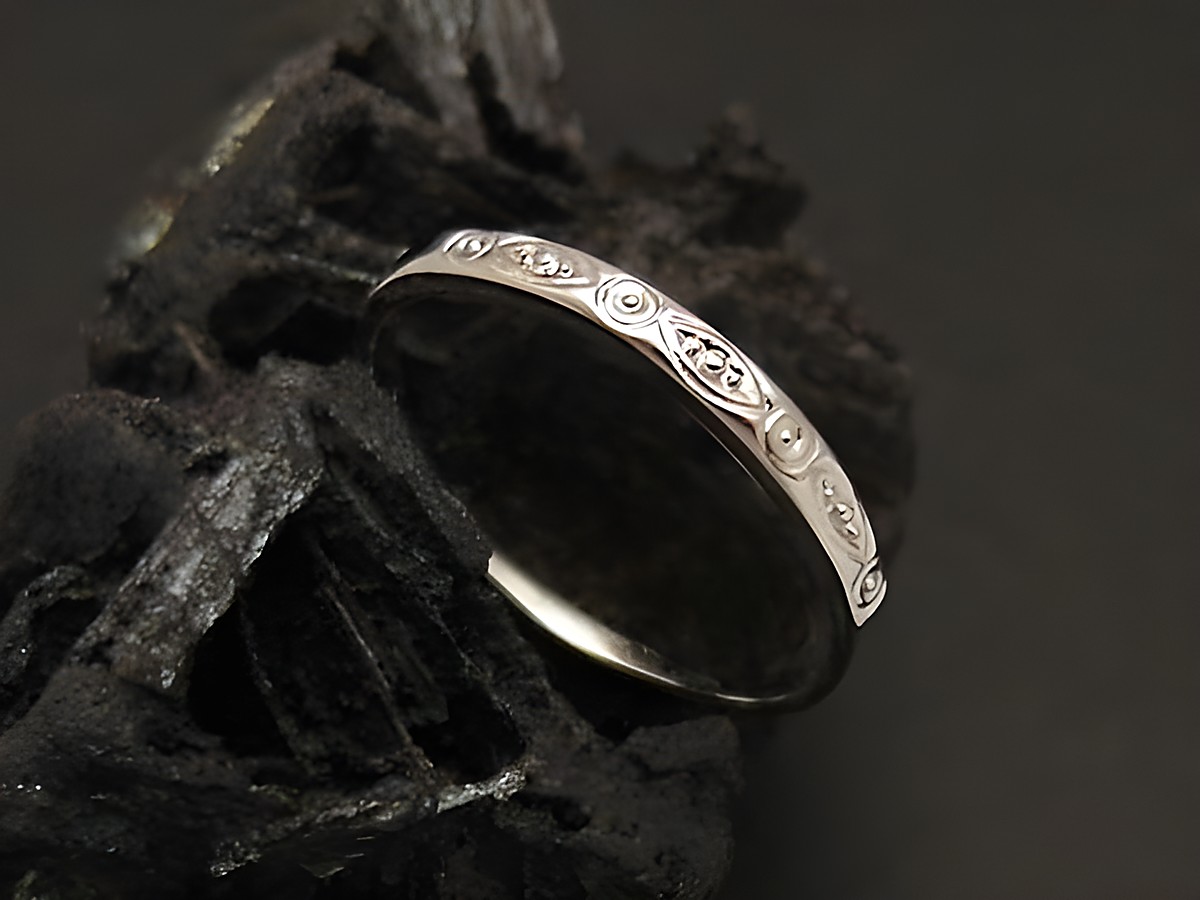 Weißgoldring in elfenhaftem Design, Gold 333, Größe 56, hergestellt von Juwelier Harnisch, bis Größe 56/18, verziert mit feinen Mustern auf der Oberfläche.