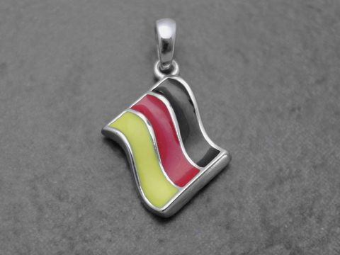 Fahnenanhänger aus rhodiniertem Sterling Silber in den Farben Schwarz, Rot und Gold, ideal als Deutschland Fanartikel, hergestellt von Juwelier Harnisch.