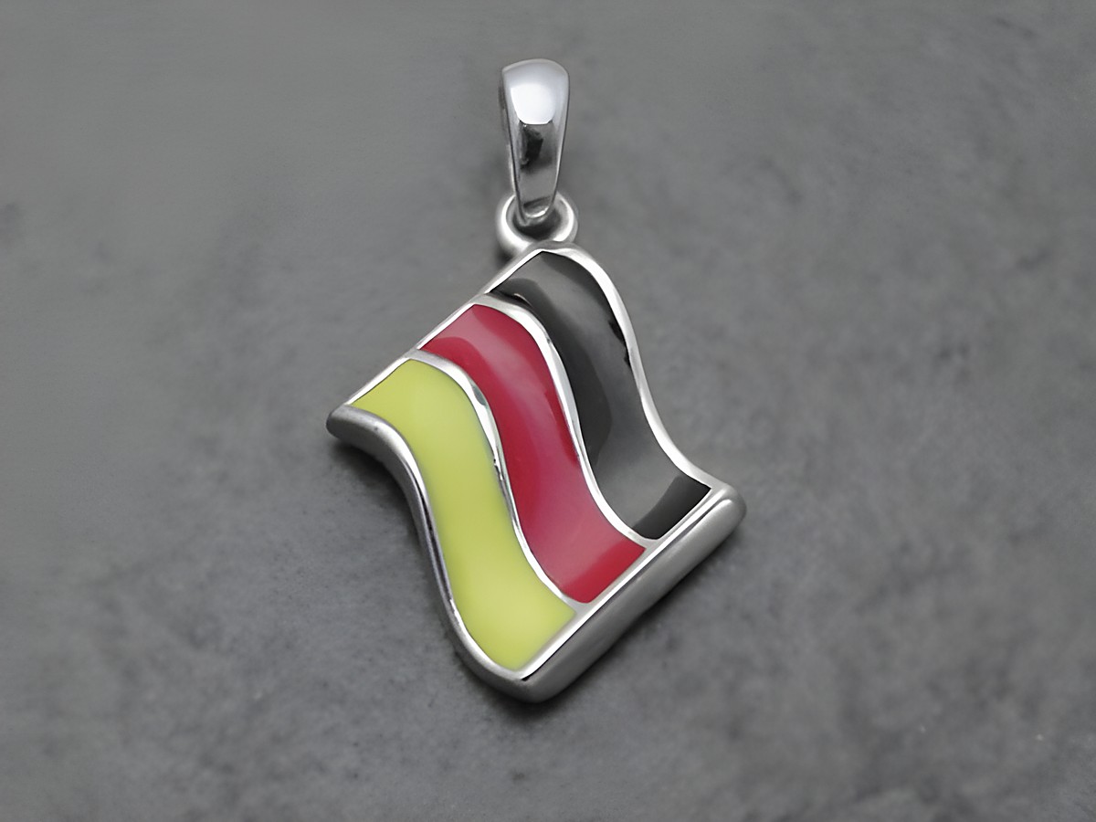 Fahnenanhänger aus rhodiniertem Sterling Silber in den Farben Schwarz, Rot und Gold, ideal als Deutschland Fanartikel, hergestellt von Juwelier Harnisch.