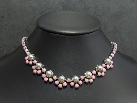 Strass Kette reizvoll in rosa und silberfarben mit einer Länge von 41 cm, von Juwelier Harnisch, in silberfarbener Fassung. Elegant und auffällig, ideal für besondere Anlässe.