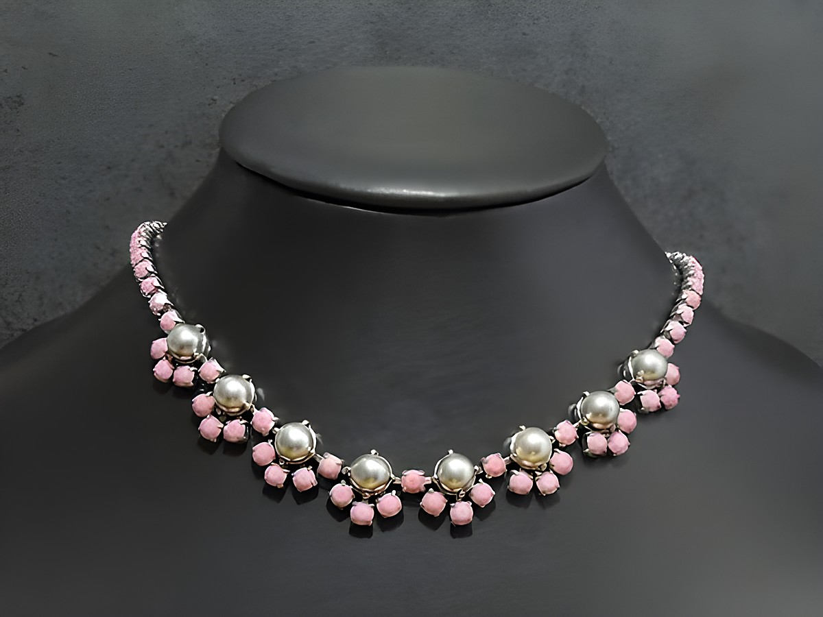 Strass Kette reizvoll in rosa und silberfarben mit einer Länge von 41 cm, von Juwelier Harnisch, in silberfarbener Fassung. Elegant und auffällig, ideal für besondere Anlässe.