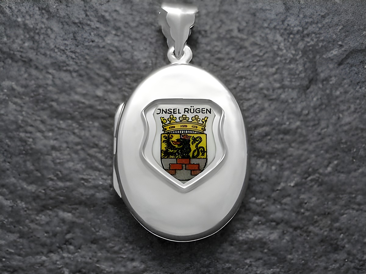 Silbernes Medaillon mit dem Wappen der Insel Rügen, kunstvoll mit Farben verziert, präsentiert das historische Erbe der Region. Hergestellt von Juwelier Harnisch.
