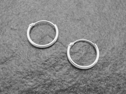 Silber Creolen 1,3 cm aus Sterling Silber mit einem Durchmesser von 1,3 mm, elegant geformt und passend für verschiedene Anlässe, hergestellt von Juwelier Harnisch, bis 15 mm.