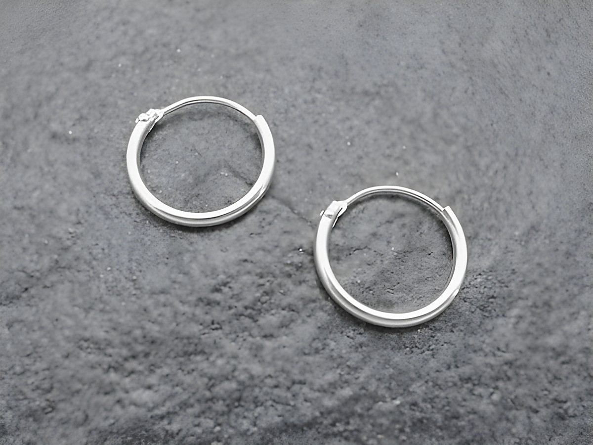 Silber Creolen 1,3 cm aus Sterling Silber mit einem Durchmesser von 1,3 mm, elegant geformt und passend für verschiedene Anlässe, hergestellt von Juwelier Harnisch, bis 15 mm.