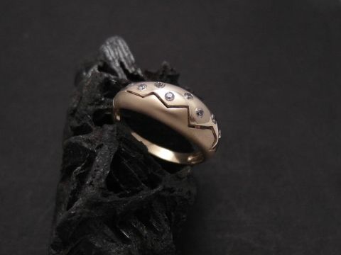 Gold Ring verträumt Gold 333 Zirkonia Gr. 62 von Juwelier Harnisch über Gr. 60/19, präsentiert auf einer dunklen Fläche, mit einem eleganten Design und funkelnden Steinchen.