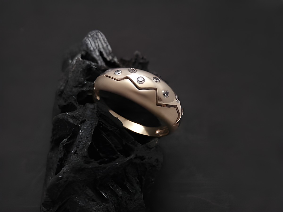 Gold Ring verträumt Gold 333 Zirkonia Gr. 62 von Juwelier Harnisch über Gr. 60/19, präsentiert auf einer dunklen Fläche, mit einem eleganten Design und funkelnden Steinchen.