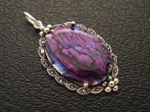 Cabochon Perlmutt in lila, eingefasst in einem kunstvollen Silber Medaillon Anhänger vom Hersteller Juwelier Harnisch, ideal für dezente Eleganz in Schmuckdesign.