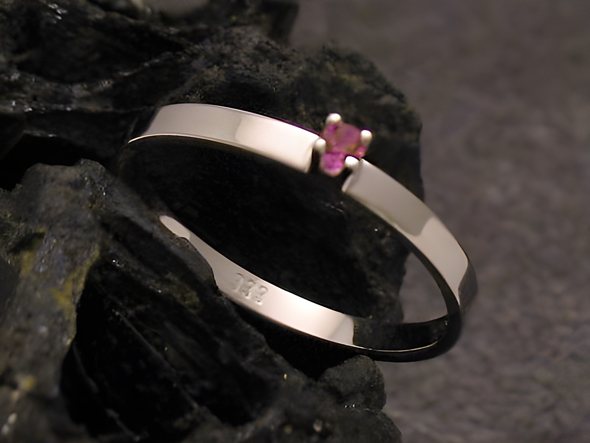 Goldring - zart - Gold 333 - synth. Rubin - Gr. 49,5, Hersteller: Juwelier Harnisch, bis Gr. 50/16, auf schwarzem Untergrund, elegant und schlicht.