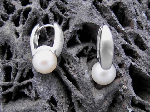 36549-0 Oval Creolen aus Sterling Silber mit einem traumhaften Design, verziert mit einer Süßwasser Zuchtperle von 18 mm, hergestellt von Juwelier Harnisch, ideal für elegante Anlässe.