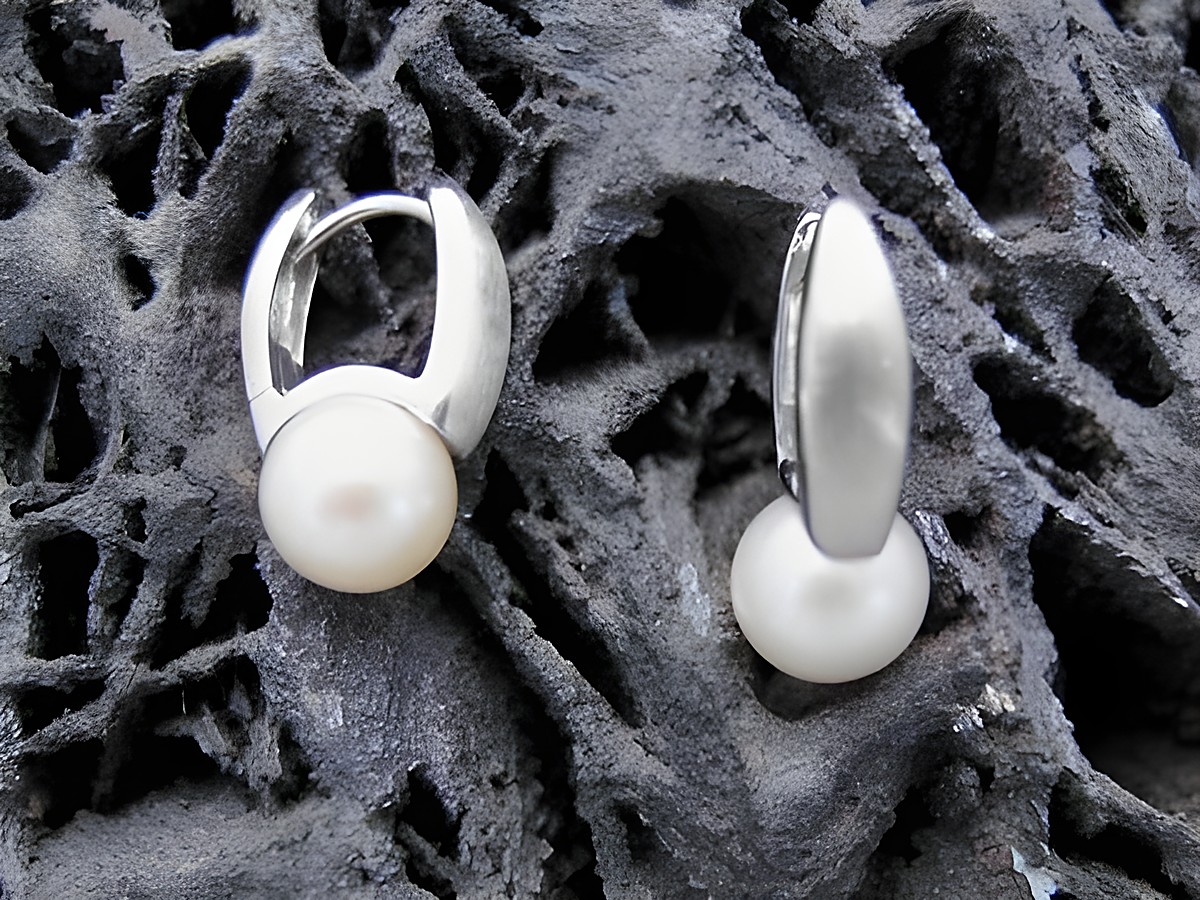 Oval Creolen aus Sterling Silber mit einem traumhaften Design, verziert mit einer Süßwasser Zuchtperle von 18 mm, hergestellt von Juwelier Harnisch, ideal für elegante Anlässe.