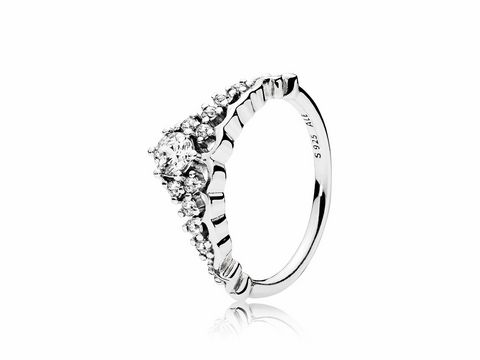 Ein eleganter Ring aus Silber in Größe 60, verziert mit funkelnden Zirkonia-Steinen, der an eine märchenhafte Tiara erinnert und von Pandora stammt.