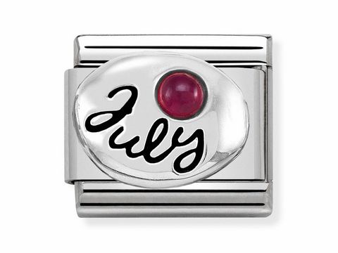 Silberner Charm mit dem Schriftzug July und einem rubinroten Stein, passend zum Monatsstein für den Monat Juli, von Hersteller Nomination, geeignet für Sternzeichen-Designer.