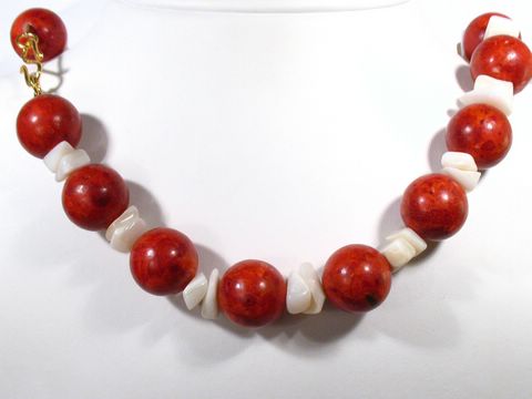 Koralle mit Perlmutt Kette in 50 cm Länge aus 18 mm Schaumkoralle, gefertigt vom Juwelier Harnisch. Die Schmuckstücke sind elegant und verleihen jedem Outfit einen besonderen Akzent.