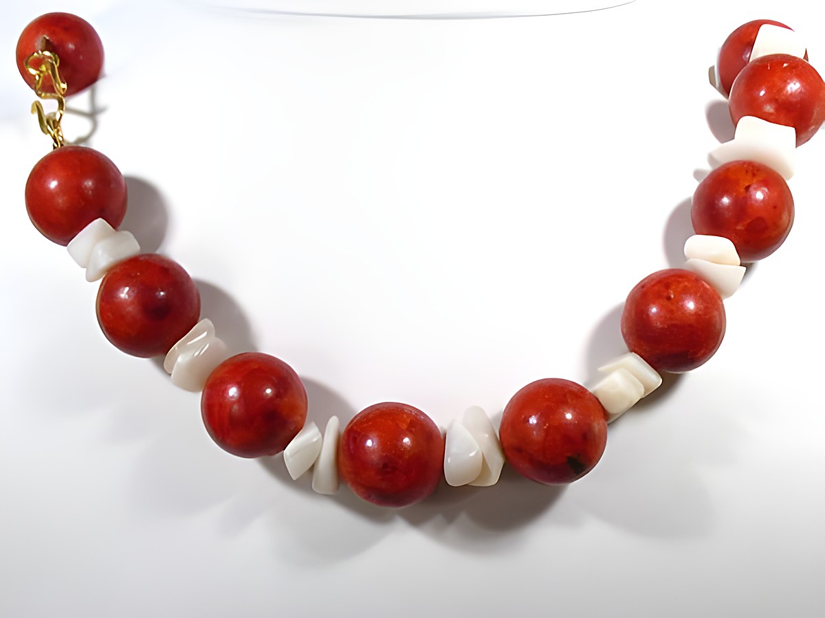 Koralle mit Perlmutt Kette in 50 cm Länge aus 18 mm Schaumkoralle, gefertigt vom Juwelier Harnisch. Die Schmuckstücke sind elegant und verleihen jedem Outfit einen besonderen Akzent.