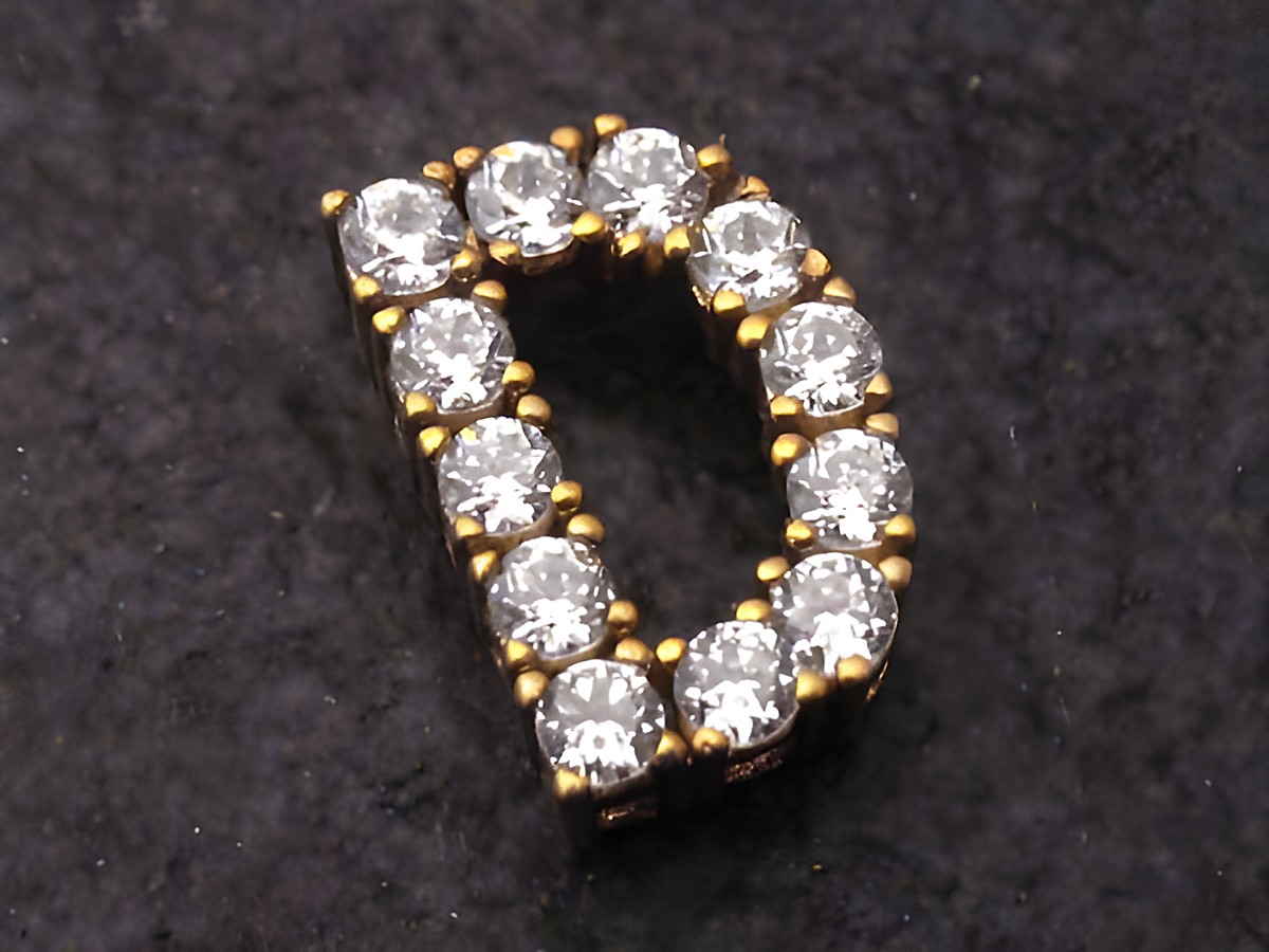 Gold Buchstaben Anhänger D mit Zirkonia, hochwertiger Schmuck vom Hersteller Juwelier Harnisch, glänzende Steine in eleganter Anordnung, ideal für personalisierte Geschenke.