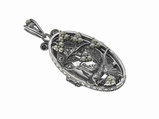 Bezauberndes ovales Medaillon aus Silber, verziert mit Markasiten und Zuchtperlen, Hersteller Juwelier Harnisch. Elegant gestaltet mit detaillierten botanischen Motiven.