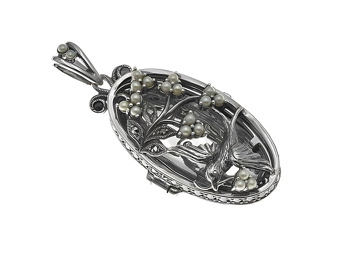 Bezauberndes ovales Medaillon aus Silber, verziert mit Markasiten und Zuchtperlen, Hersteller Juwelier Harnisch. Elegant gestaltet mit detaillierten botanischen Motiven.