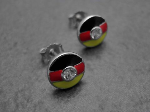 Kreis Ohrring aus rhodiniertem Sterling Silber in Schwarz, Rot und Gold mit funkelndem Stein. Ideal als Deutschland Fanartikel vom Juwelier Harnisch aus Deutschland.
