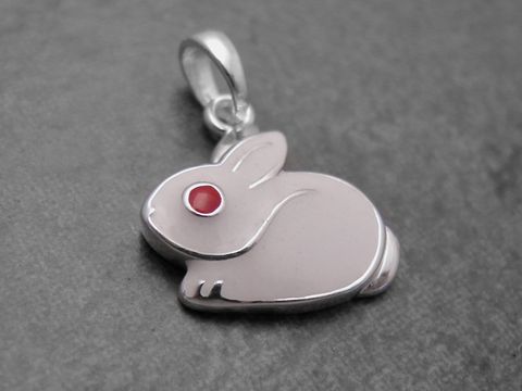 Hase Anhänger aus Sterling Silber mit rotem Lack. Der Hase hat ein schlichtes Design und eignet sich perfekt als niedliches Schmuckstück. Hersteller Juwelier Harnisch, tierisch süß.