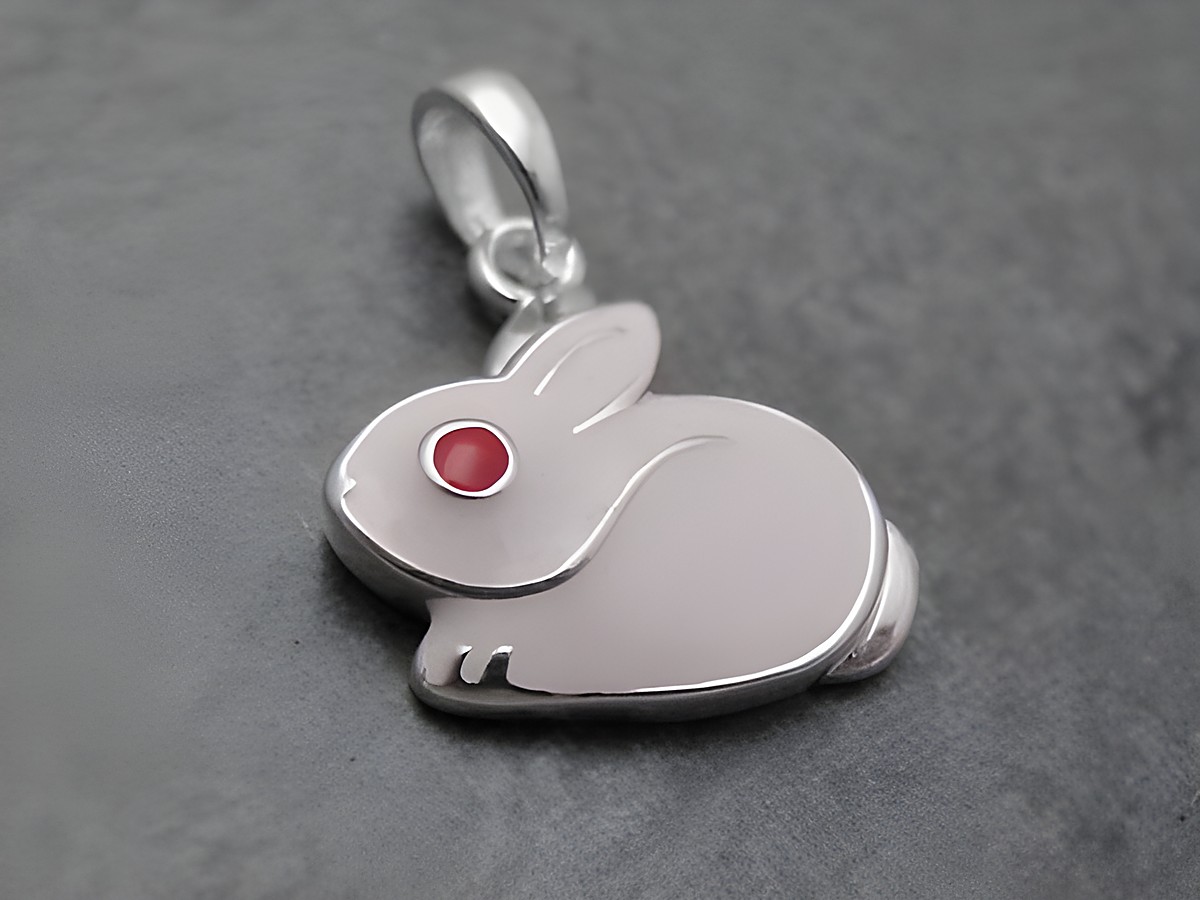 Hase Anhänger aus Sterling Silber mit rotem Lack. Der Hase hat ein schlichtes Design und eignet sich perfekt als niedliches Schmuckstück. Hersteller Juwelier Harnisch, tierisch süß.