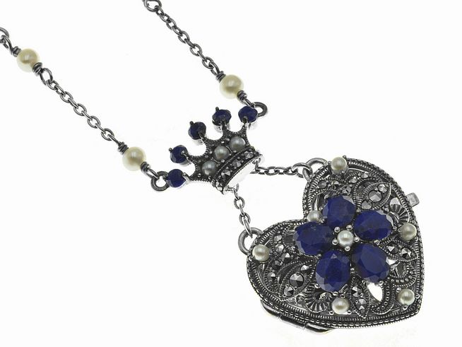 Königliches Herz Medaillon aus Lapis mit romantischem Design, inklusive Kette von Juwelier Harnisch. Das Medaillon hat eine filigrane Herzform und eine Krone mit zarten Perlen.