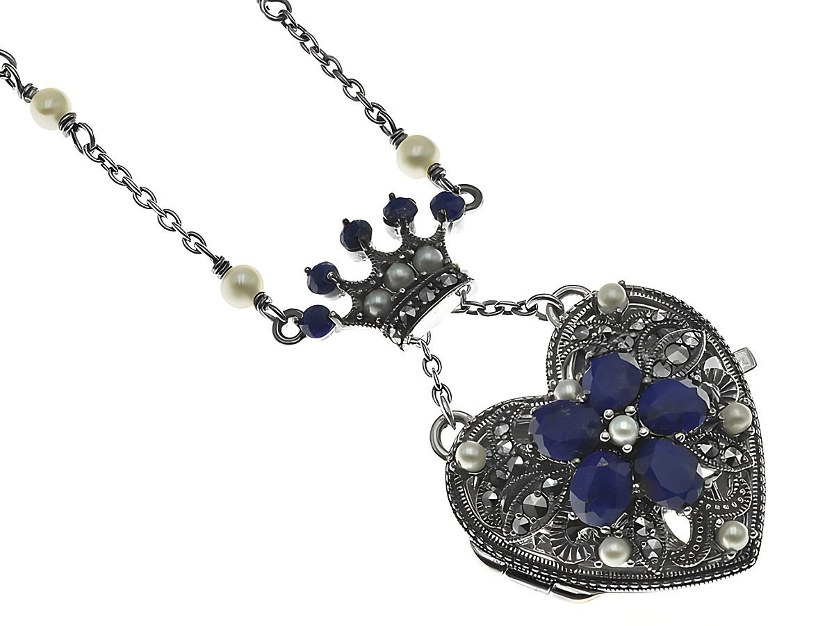 Königliches Herz Medaillon aus Lapis mit romantischem Design, inklusive Kette von Juwelier Harnisch. Das Medaillon hat eine filigrane Herzform und eine Krone mit zarten Perlen.