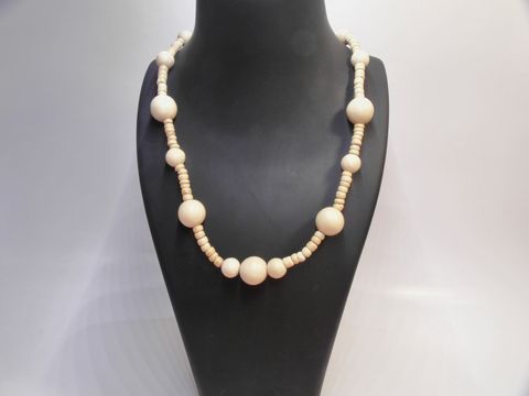 Holzkette mit Kugeln aus naturbraunem Holz, Durchmesser 34 mm, Länge 60 cm, gefertigt von Juwelier Harnisch, wirkt elegant und zeitlos, ideal für einen natürlichen Look.