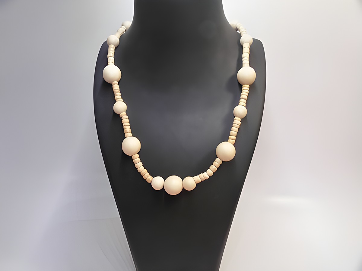 Holzkette mit Kugeln aus naturbraunem Holz, Durchmesser 34 mm, Länge 60 cm, gefertigt von Juwelier Harnisch, wirkt elegant und zeitlos, ideal für einen natürlichen Look.