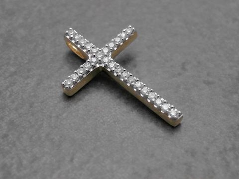 Ein filigraner Anhänger in Form eines Kreuzes aus Gold 585, besetzt mit Diamanten im PAVÉ-Stil. Hersteller: Juwelier Harnisch.