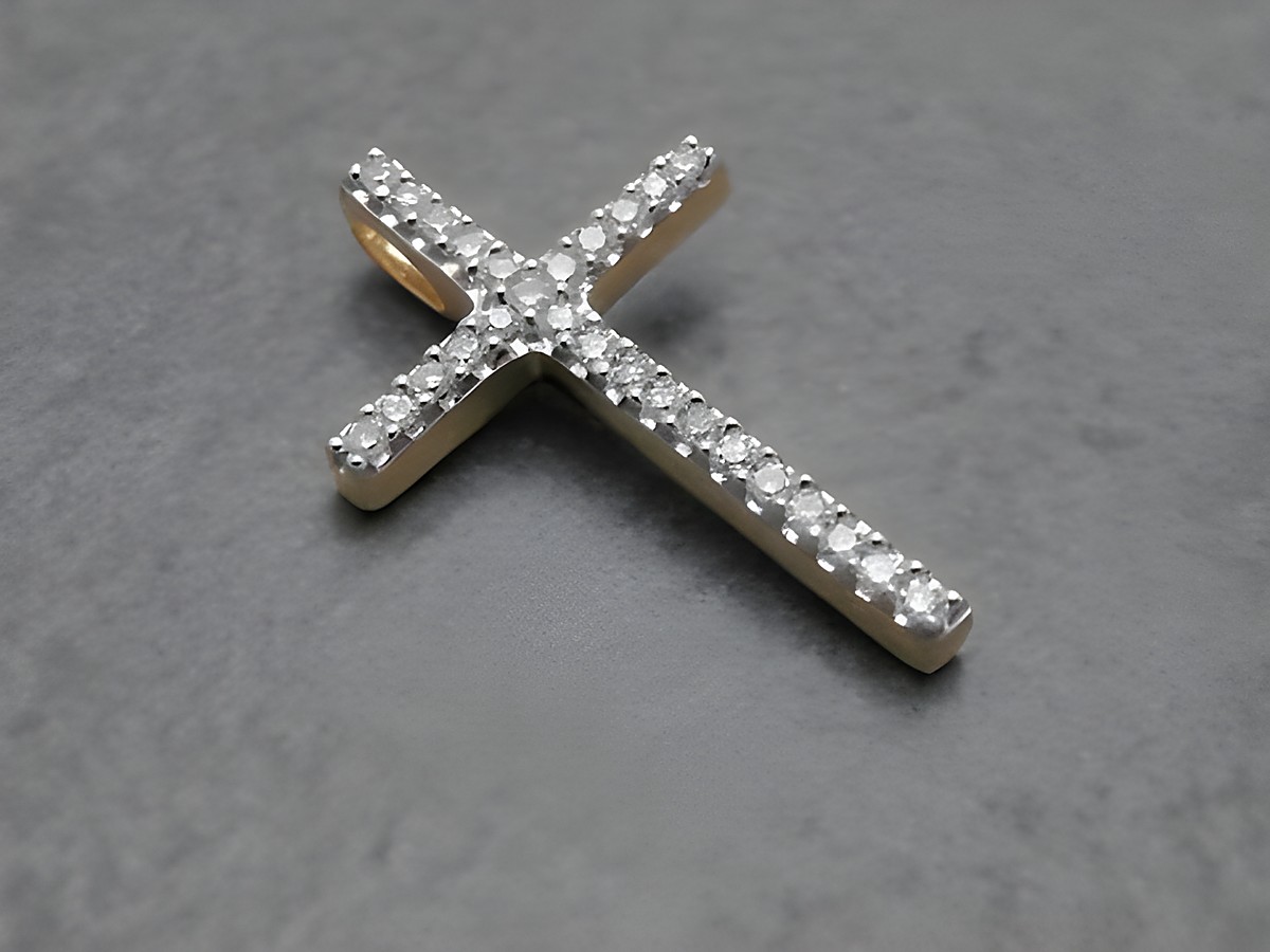Ein filigraner Anhänger in Form eines Kreuzes aus Gold 585, besetzt mit Diamanten im PAVÉ-Stil. Hersteller: Juwelier Harnisch.