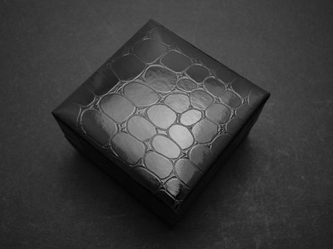 Geschenkschachtel viereckig im schwarz Kroko-Look von Juwelier Harnisch, elegante Geschenkbox ideal für besondere Anlässe.
