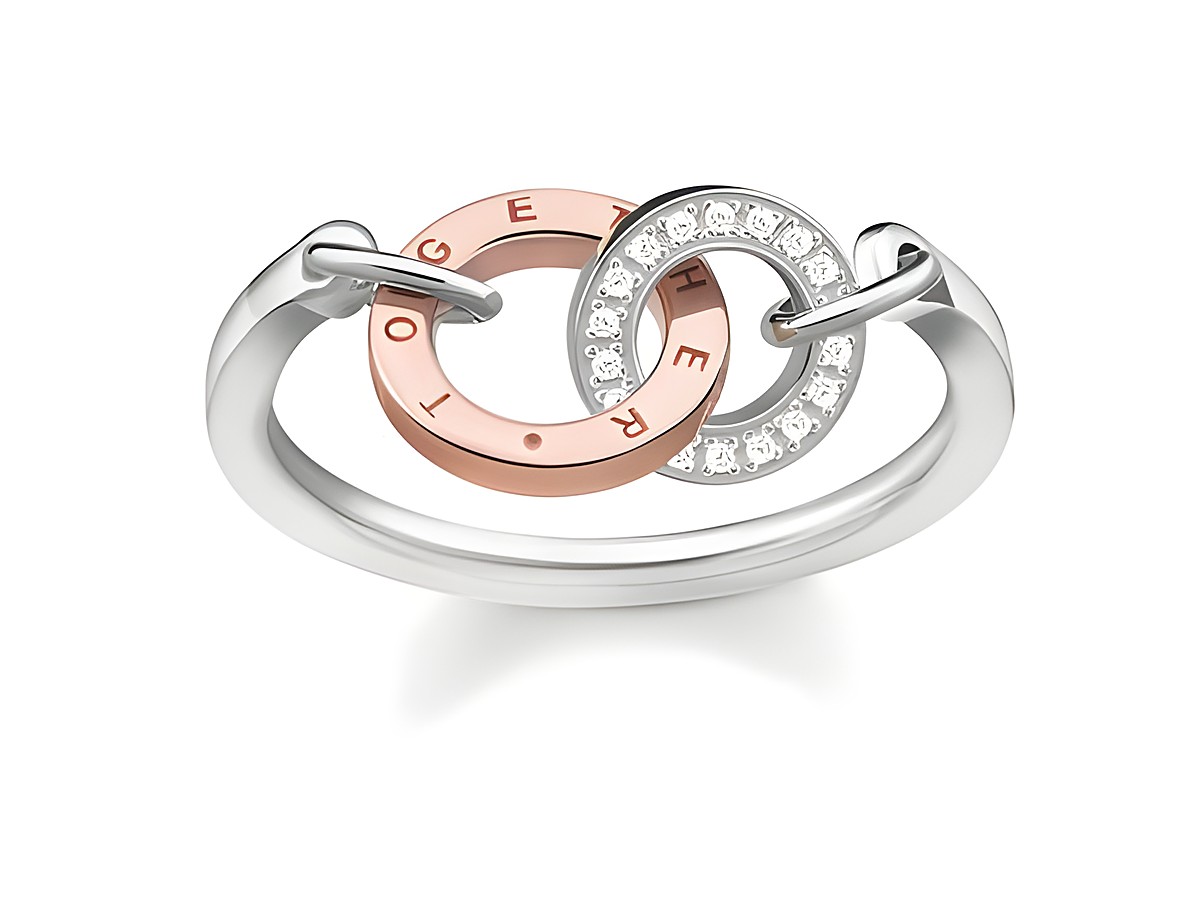 Silberner Ring von Thomas Sabo mit einem roségoldenen und einem mit klaren Steinen besetzten Element, die miteinander verbunden sind, Größe 54.