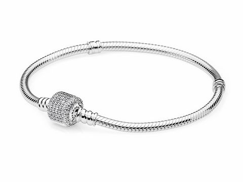 Silbernes Armband von Pandora mit Pavé-Kugelverschluss und klaren Zirkonia, 17 cm lang, geeignet für individuelle Charms, elegantes Design und hochwertige Verarbeitung.